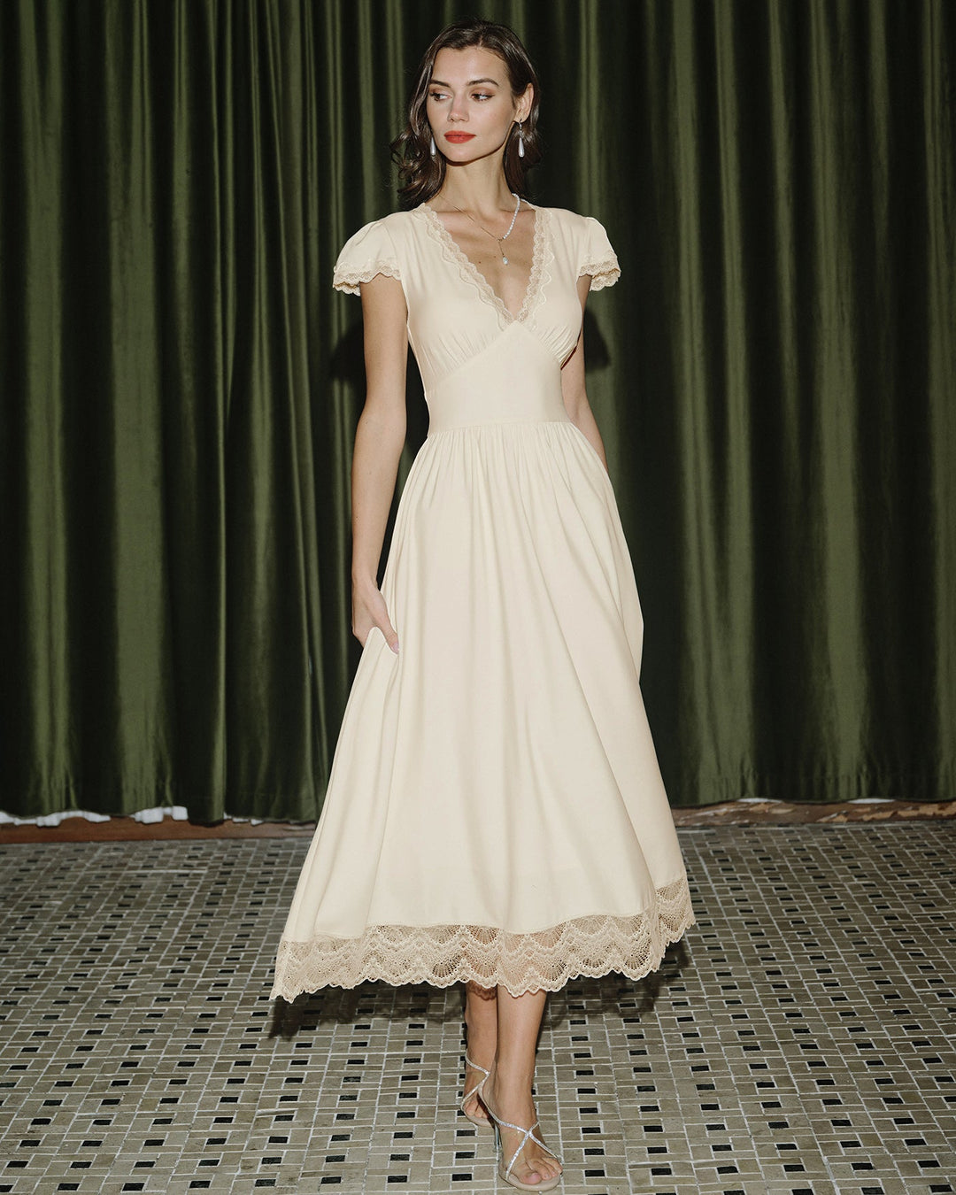 Éliane | Robe longue col V en dentelle abricot