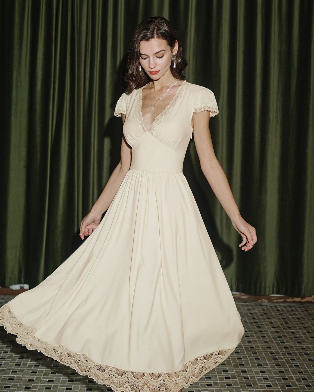 Éliane | Robe longue col V en dentelle abricot